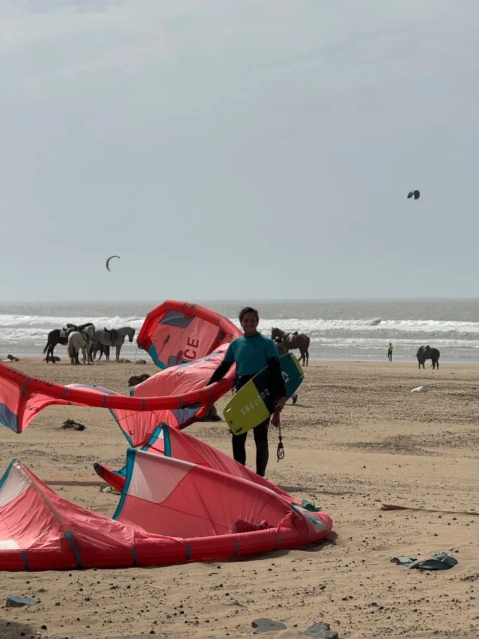 Glücklicher Kitesurfer am Kitestrand